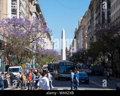 L'obélisque de Buenos Aires, vue depuis la rue Diagonal Norte. L'Amérique du Sud, Buenos Aires, Argentine. (Usage éditorial uniquement) Banque D'Images