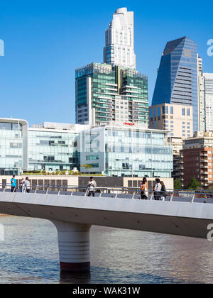 Puente de la Mujer, une passerelle tournante conçu par l'architecte Santiago Calatrava. Puerto Madero, le quartier autour de la vie moderne le vieux quai de Buenos Aires. L'Amérique du Sud, l'Argentine. (Usage éditorial uniquement) Banque D'Images