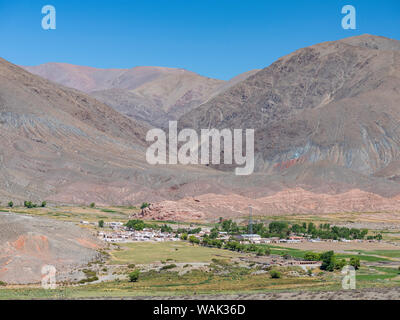 Village de La Poma, dernier règlement dans la vallée de Calchaqui. L'Altiplano en Argentine, le paysage le long de la RN 40 près de col Abra del Acay (4895m). L'Amérique du Sud, Argentine Banque D'Images