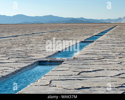 Zone de traitement de sel ouvert aux visiteurs Paysage sur le lac salé Salar Salinas Grandes dans l'Altiplano, de l'Argentine. (Usage éditorial uniquement) Banque D'Images