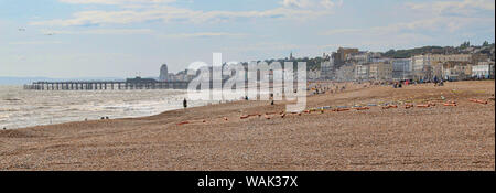 Beau panorama de Hasting front de mer avec une plage de galets et de la jetée en arrière-plan, Hastings, East Sussex, Royaume-Uni Banque D'Images