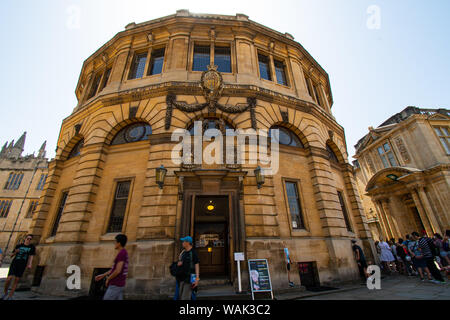 Oxford, Royaume-Uni - 29 juin 2019 : une prise de vue au grand angle de touristes et d'étudiants autour de l'ancienne bibliothèque bodléienne par Broad Street Banque D'Images