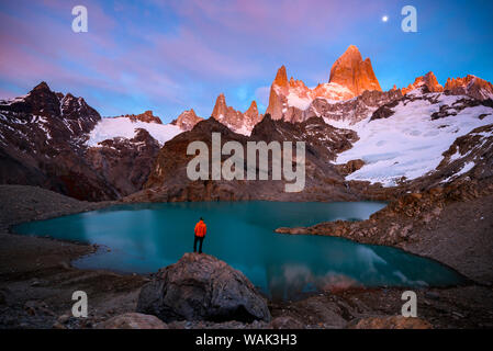 L'Argentine, le Parc National Los Glaciares. En randonneur Mt. Fitz Roy et Laguna de los Tres au lever du soleil. (MR) Banque D'Images