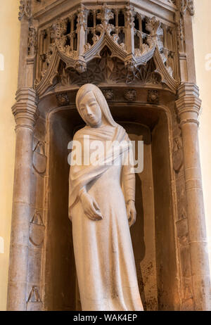 La sculpture moderne statue de la Vierge Marie, Bauchon chapelle de Notre-Dame de Pitié, Cathédrale de Norwich, Norfolk, England, UK Banque D'Images