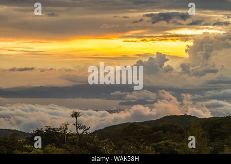 Costa Rica, Monte Verde Cloud Forest Reserve. Paysage au coucher du soleil. En tant que crédit : Cathy & Gordon Illg / Jaynes Gallery / DanitaDelimont.com Banque D'Images