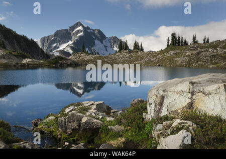 Pic de Whatcom reflète dans Tapto Lake, North Cascades National Park Banque D'Images