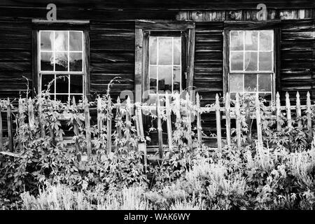 États-unis, Californie, Bodie State Historic Park. Noir et blanc de bâtiment surmonté de ville abandonnée. En tant que crédit : Dennis Flaherty / Jaynes Gallery / DanitaDelimont.com Banque D'Images