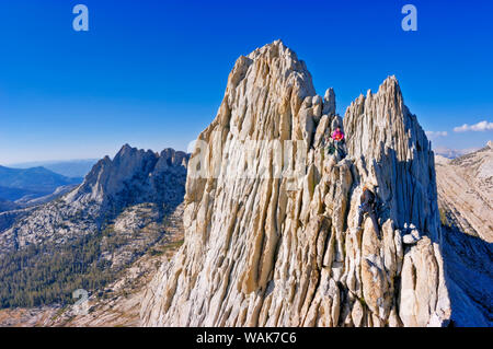 Alpinistes sur le classique de Matthes Crest, Yosemite National Park, California, USA. (MR) Banque D'Images