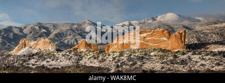 USA, Colorado, le Jardin des Dieux. Vue panoramique de neige fraîche sur Pikes Peak et formation de grès. En tant que crédit : Don Grall / Jaynes Gallery / DanitaDelimont.com Banque D'Images