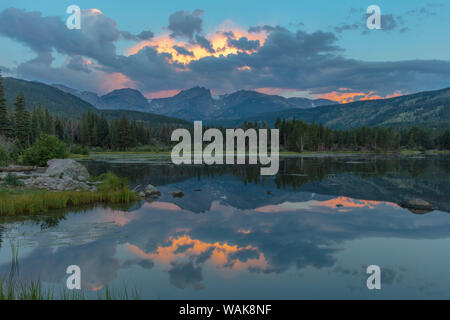 Lever du soleil et de la lumière sur la montagne au-dessus du lac Flattop Sprague dans Rocky Mountain National Park, Colorado, USA Banque D'Images