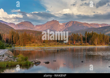 Lever du soleil et de la lumière sur la montagne au-dessus du lac Flattop Sprague dans Rocky Mountain National Park, Colorado, USA Banque D'Images