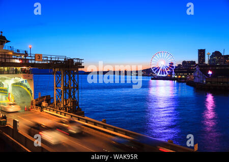 17 Article 'Grande Roue' au Pier 57, front de mer de Seattle, État de Washington, USA. Chargement de wagons sur ferry en premier plan. Banque D'Images