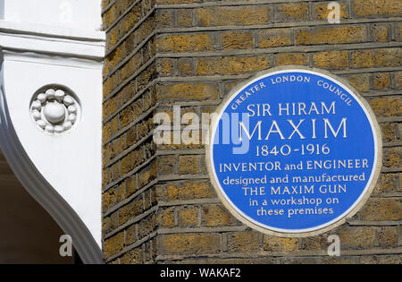 Londres, Angleterre, Royaume-Uni. Blue Plaque commémorative : Sir Hiram Maxim 1840-1916 inventeur et ingénieur conçu et fabriqué la maxime fusil dans un atelier Banque D'Images