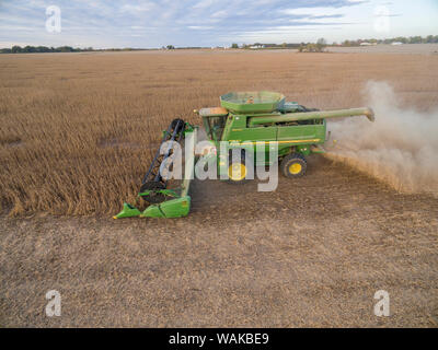 Moissonneuse-batteuse John Deere utilisé pour la récolte du soja. Marion Comté (Illinois). Banque D'Images