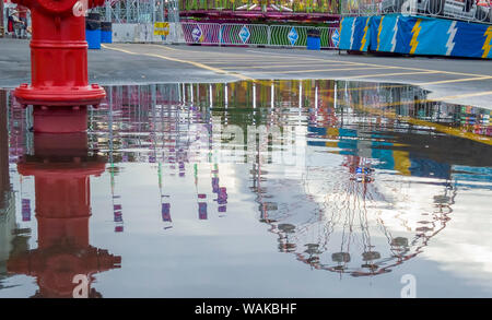 USA, Indiana, Indianapolis. Reflet de la roue du ciel et d'incendie dans une flaque de pluie. En tant que crédit : Wendy Kaveney Jaynes / Galerie / DanitaDelimont.com Banque D'Images