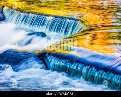 USA, Michigan. La Forêt nationale d'Ottawa, de l'eau douce en raison de feuillage d'automne, la Direction générale du milieu de Ontonagon River Banque D'Images