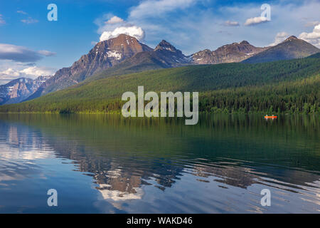 À partir d'un canot de pêche rouge sur les eaux calmes de Bowman Lake dans le Glacier National Park, Montana, USA Banque D'Images