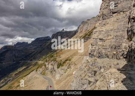 La section étroite de la Highline Trail au-dessus de la route de Sun dans le Glacier National Park, Montana, USA Banque D'Images