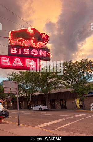 Bar de bison en néon sur la rue Main au coucher du soleil à Miles City, Montana, USA Banque D'Images