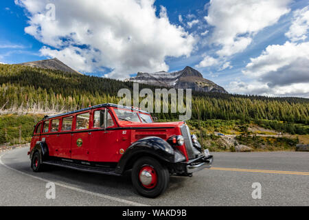 Jammer rouge bus à Siyeh Bend sur Aller à la route de Sun dans le Glacier National Park, Montana, USA Banque D'Images