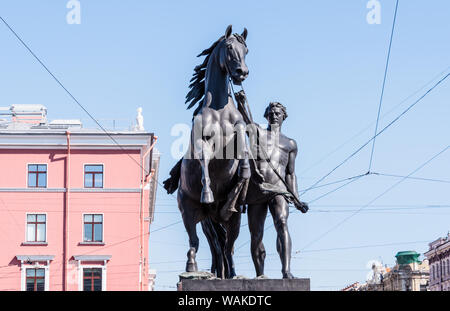 L'une des quatre sculptures "cheval Le cheval Tamers" sur pont Anitchkov - le plus ancien et le plus célèbre pont à Saint Petersburg, Russie Banque D'Images