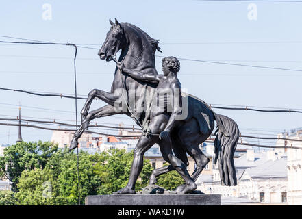 L'une des quatre sculptures "cheval Le cheval Tamers" sur pont Anitchkov - le plus ancien et le plus célèbre pont à Saint Petersburg, Russie Banque D'Images