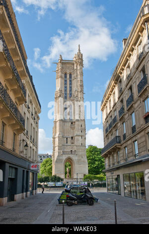 La Tour Saint-Jacques qui contient une statue de Blaise Pascal dans l'arcade à sa base. Paris, France Banque D'Images