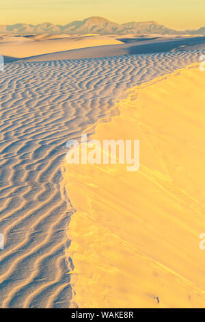 USA, Nouveau Mexique, White Sands National Park. Dunes de sable au lever du soleil. En tant que crédit : Cathy & Gordon Illg / Jaynes Gallery / DanitaDelimont.com Banque D'Images