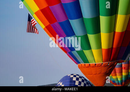 Hot Air Balloon portant la couleur pour le ciel. Banque D'Images