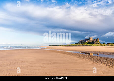 Plage de Bamburgh et château de Bamburgh, Northumberland, Angleterre Banque D'Images