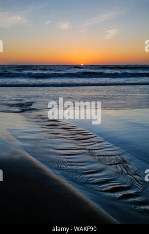 USA, Ohio, Bandon. L'eau coule dans l'océan à marée basse sur la plage de Bandon. En tant que crédit : Jean Carter / Jaynes Gallery / DanitaDelimont.com Banque D'Images