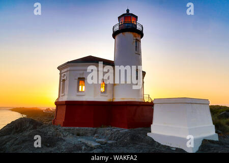 Lumière du soir sur phare de coquille River, parc d'état de Bullards Beach, Oregon Banque D'Images