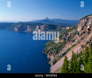 USA (Oregon). Crater Lake National Park, véritable panorama de l'est de la jante Le Lac du Cratère nord au Mont Thielsen lointain, un volcan bouclier. Banque D'Images