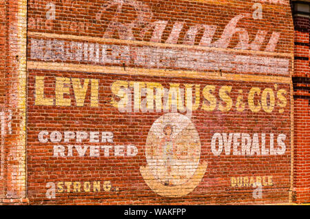 Publicité historique sur le bâtiment de briques rouges, Jacksonville, Oregon, USA. (Usage éditorial uniquement) Banque D'Images