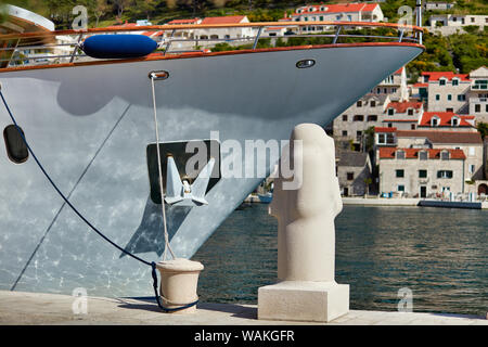 La proue d'un navire touristique amarré dans le port, dans la ville de Supetar sur l'île de Brac, Croatie Banque D'Images