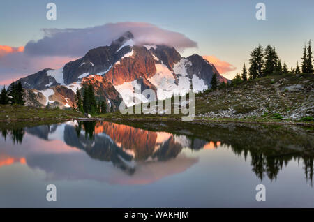 Pic de Whatcom reflète dans Tapto Lake, North Cascades National Park Banque D'Images