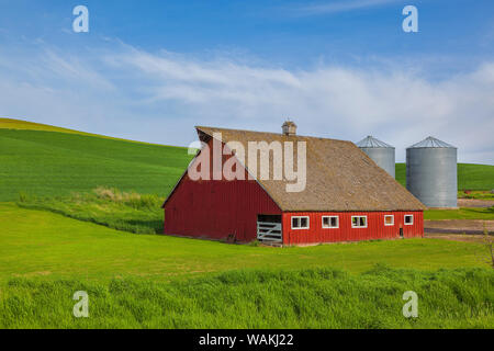 L'État de Washington, USA, Palouse. Grange rouge et de silos. En tant que crédit : Jim Nilsen / Jaynes Gallery / DanitaDelimont.com Banque D'Images