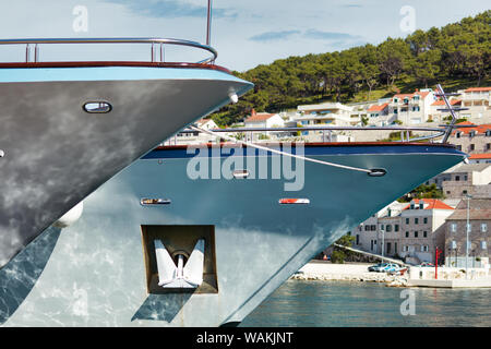 La proue d'un navire touristique amarré dans le port, dans la ville de Supetar sur l'île de Brac, Croatie Banque D'Images