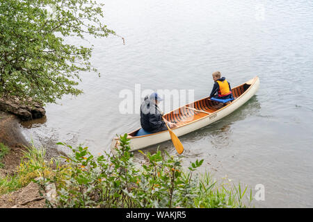 Lake Easton State Park, Washington State, USA. Grand-père et son petit-fils de 10 ans sur le lac Easton dans un canot. (MR) Banque D'Images