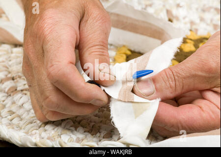 Portrait d'un homme faisant de la création d'un tissage de tapis brosse à dents. (MR) Banque D'Images