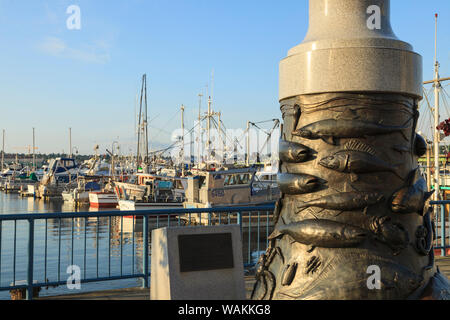 Monument aux pêcheurs, de Bronze et d'agrégat Monument, Fishermen's Terminal, Ballard, Seattle, Washington State, USA Banque D'Images