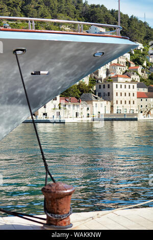 La proue d'un navire touristique amarré dans le port, dans la ville de Supetar sur l'île de Brac, Croatie Banque D'Images