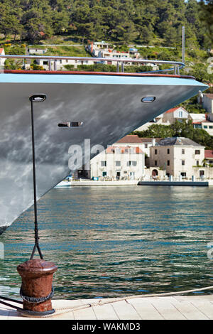 La proue d'un navire touristique amarré dans le port, dans la ville de Supetar sur l'île de Brac, Croatie Banque D'Images