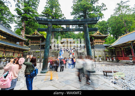 Nikko, JAPON - 15 octobre 2018 : les touristes visite du temple Nikko Toshogu à Nikko à l'automne, le Japon. Banque D'Images