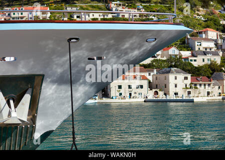 La proue d'un navire touristique amarré dans le port, dans la ville de Supetar sur l'île de Brac, Croatie Banque D'Images