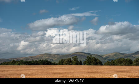 Paysage panoramique près de la ville de Stirling en Écosse avec les basses terres les monts Ochil Hills en arrière-plan Banque D'Images