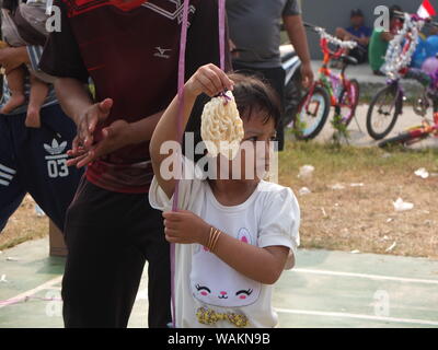 Craquelins d'enfants mangeant la concurrence, célébration de la 74e journée de l'indépendance de l'Indonésie Banque D'Images