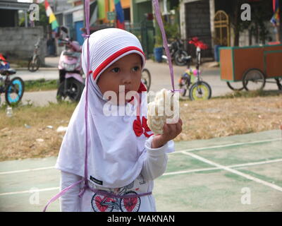 Craquelins d'enfants mangeant la concurrence, célébration de la 74e journée de l'indépendance de l'Indonésie Banque D'Images