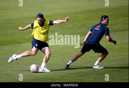 England's Jos Buttler (gauche) un coup de boule sur le terrain au cours de la session à filets Headingley, Leeds. Banque D'Images