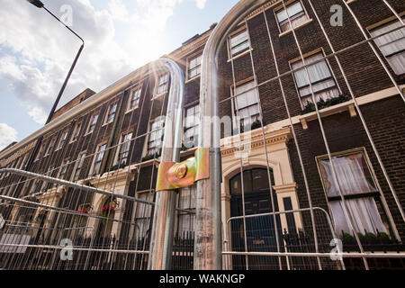 Shining metal travaux routiers les barrières dressées à l'extérieur d'une rangée de maisons géorgiennes à Londres. Banque D'Images